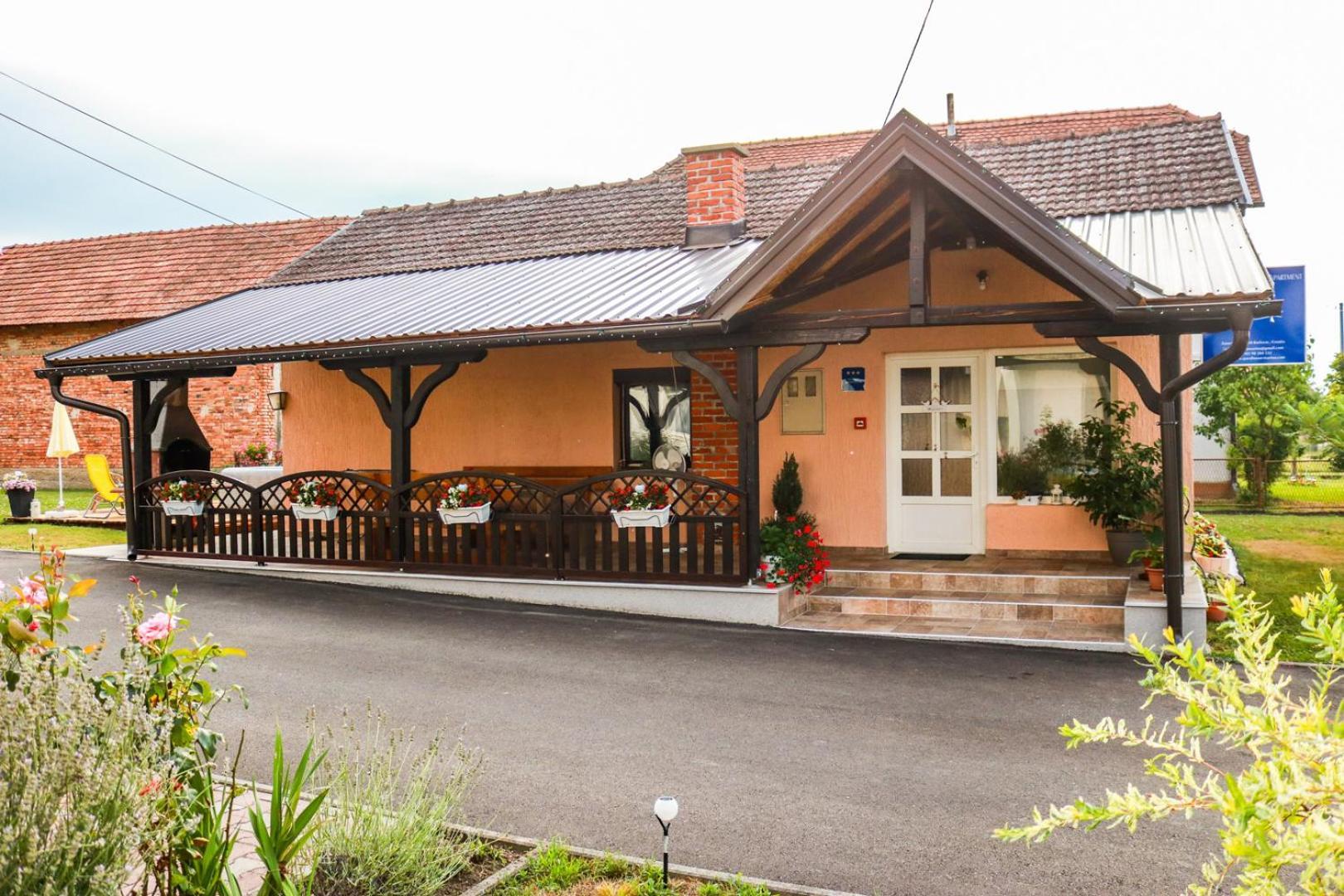 Guest House Studio Apartman Marina - With Jacuzzi, Free Parking, Pet Friendly Карловац Экстерьер фото