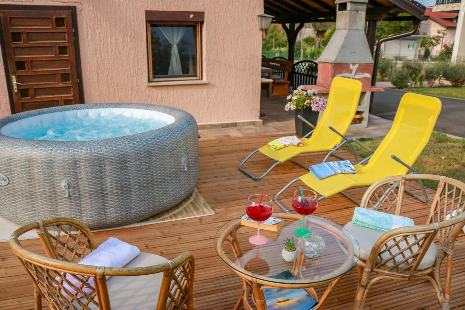 Guest House Studio Apartman Marina - With Jacuzzi, Free Parking, Pet Friendly Карловац Экстерьер фото
