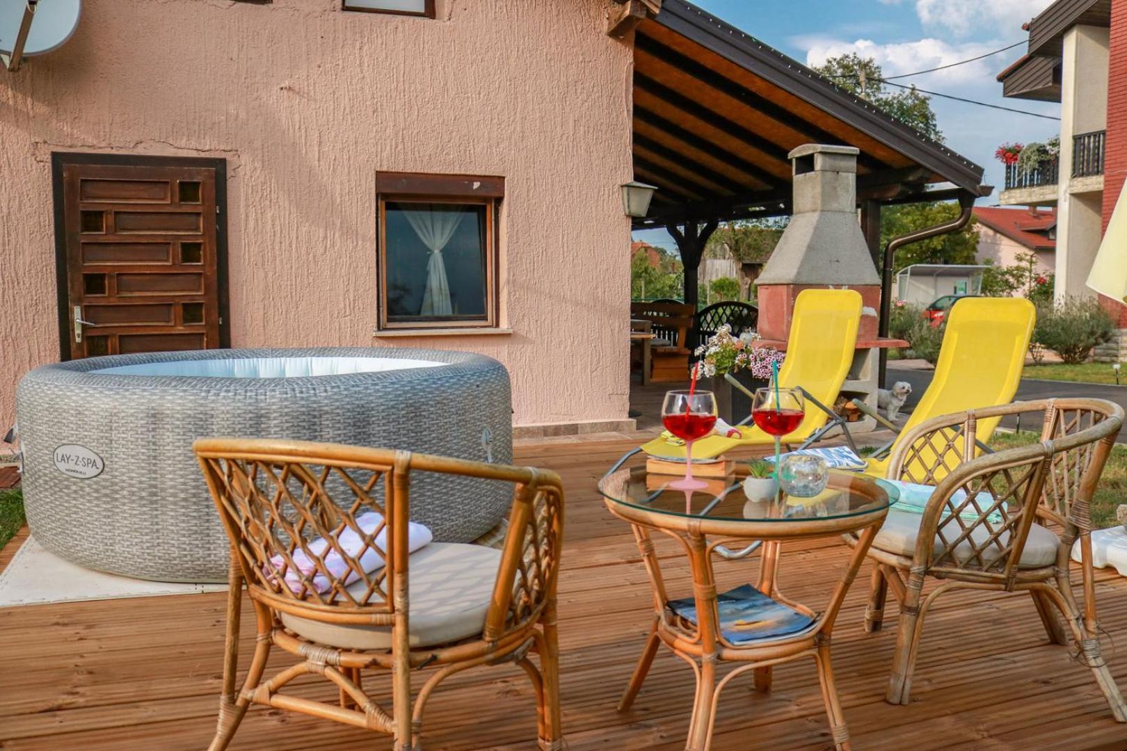 Guest House Studio Apartman Marina - With Jacuzzi, Free Parking, Pet Friendly Карловац Экстерьер фото